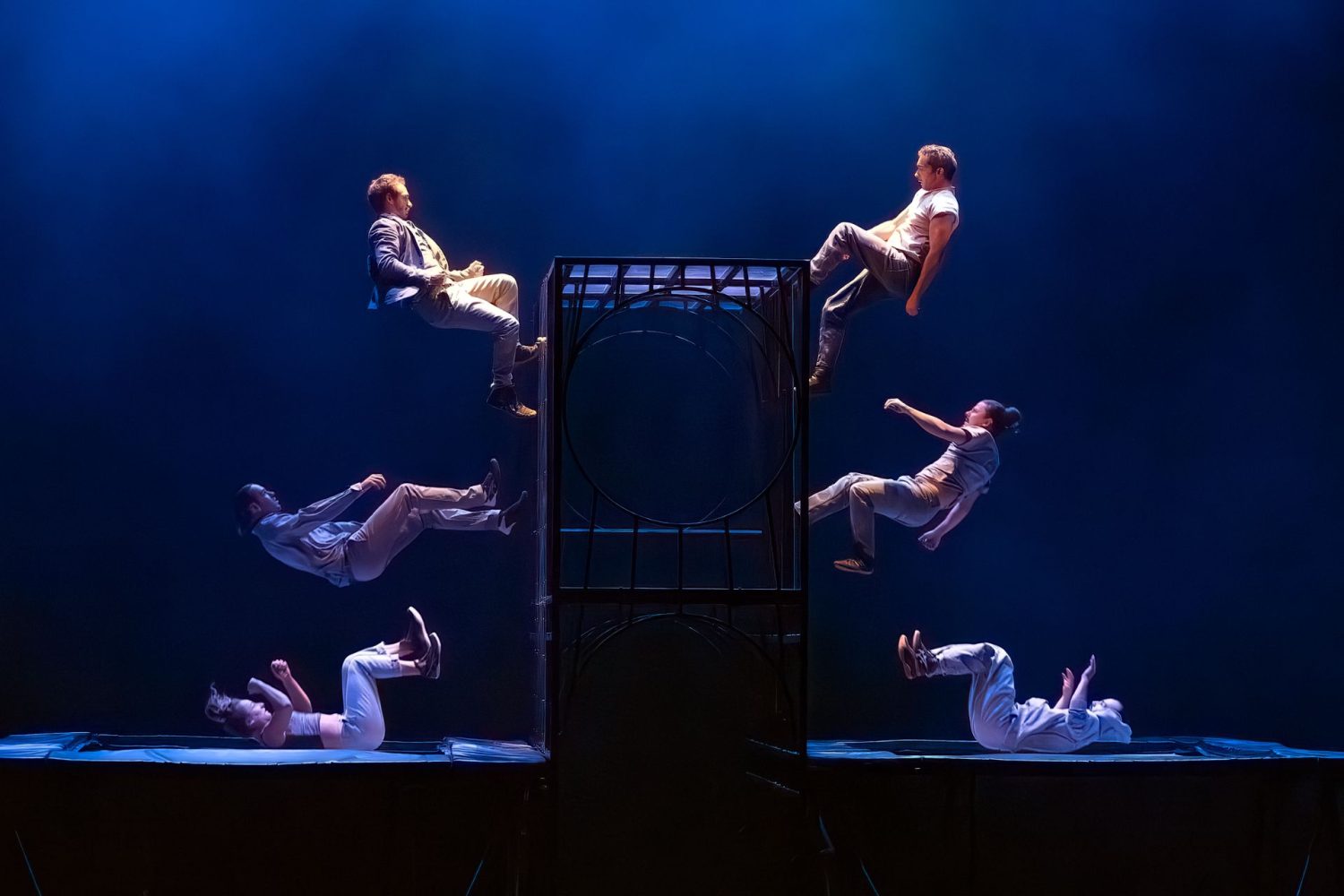 Face aux murs : six acrobates sur trampoline à l'Escher Theater
